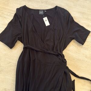 GAP nwt midi wrap dress in black. Size L.